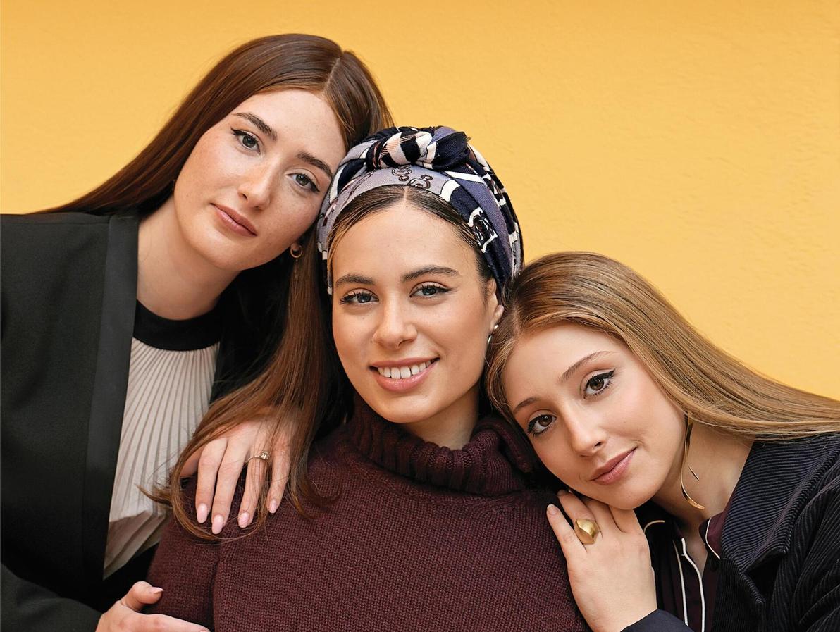   מימין: אסתר קנוחן, מעיין רות שלום  ואדל פיש