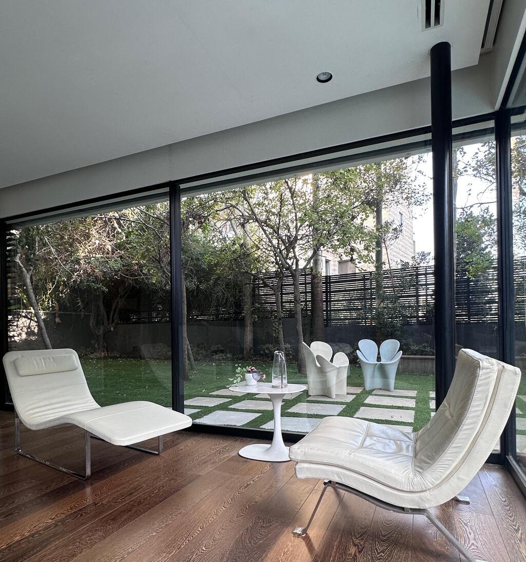 עוד פינת ישיבה בפנים שנושקת לחוץ (צילום: נועם דהן) בית על שטח של דונם בחיפה, בתכנון פיצו קדם אדריכלים