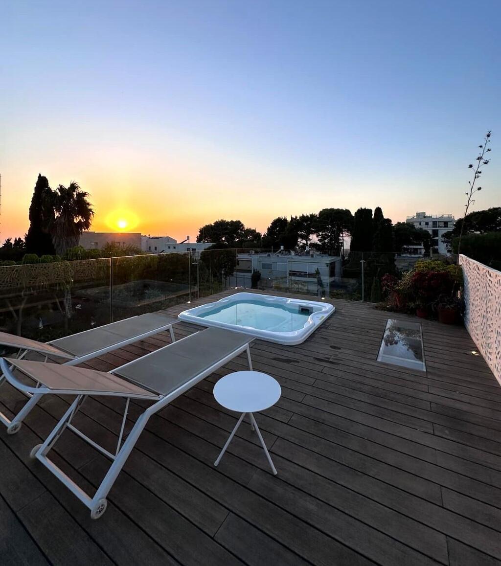 התוספת על הגג. שכשוכית מול הנוף (צילום: נועם דהן) בית על שטח של דונם בחיפה, בתכנון פיצו קדם אדריכלים