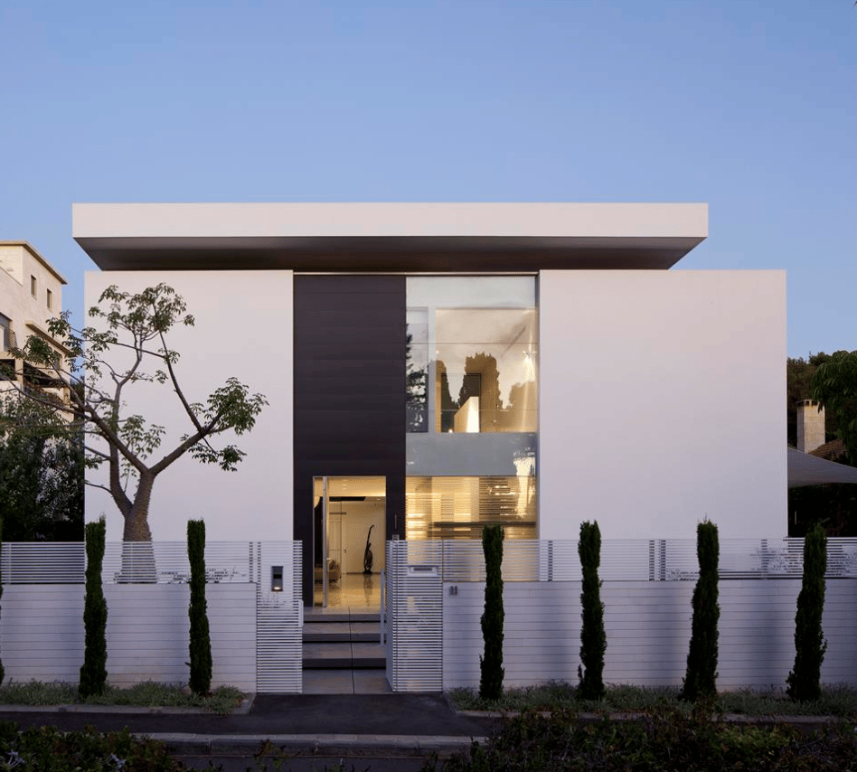 שטח הבית הוא דונם והוא יושב על שדרה קטנה ושקטה. החזית הפונה לרחוב (צילום: עמית גרון) בית על שטח של דונם בחיפה, בתכנון פיצו קדם אדריכלים