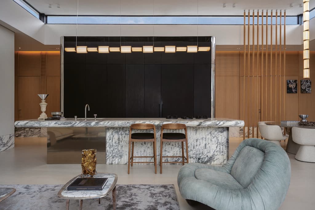 תאורה מעל אי במטבח, מתוך פרויקט משותף עם האדריכל אושיר אסבן (צילום: סיון אסקיו) תאורה מעל אי במטבח, מתוך פרויקט משותף עם האדריכל אושיר אסבן