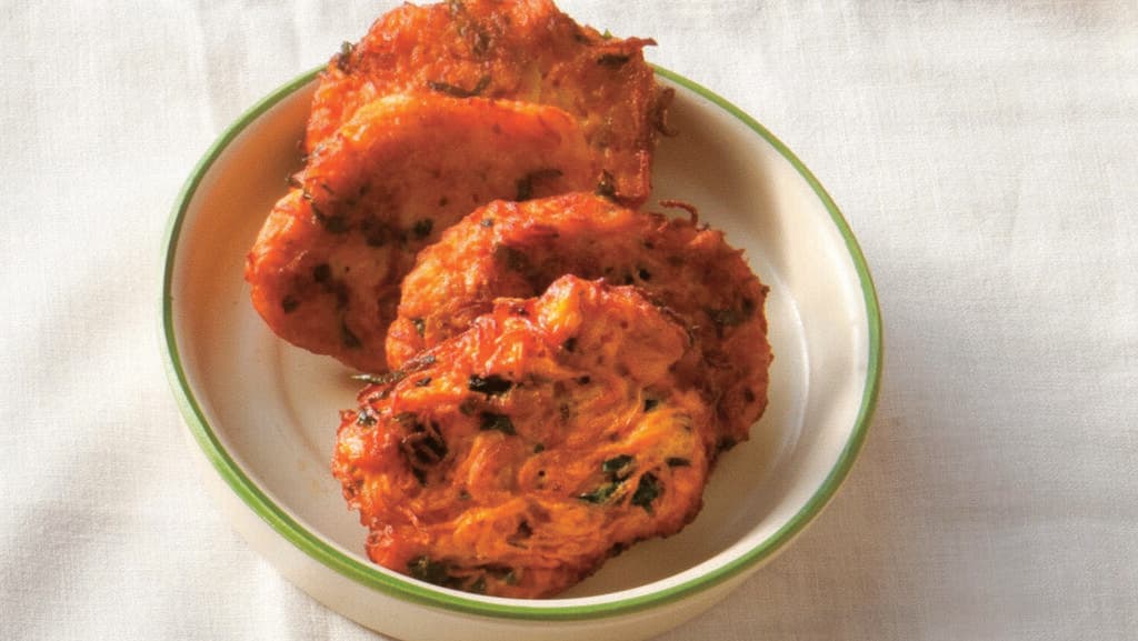 לביבות גזר וג'ינג'ר (צילום: יעל אילן, סגנון: נעמה רן) לביבות גזר וג'ינג'ר