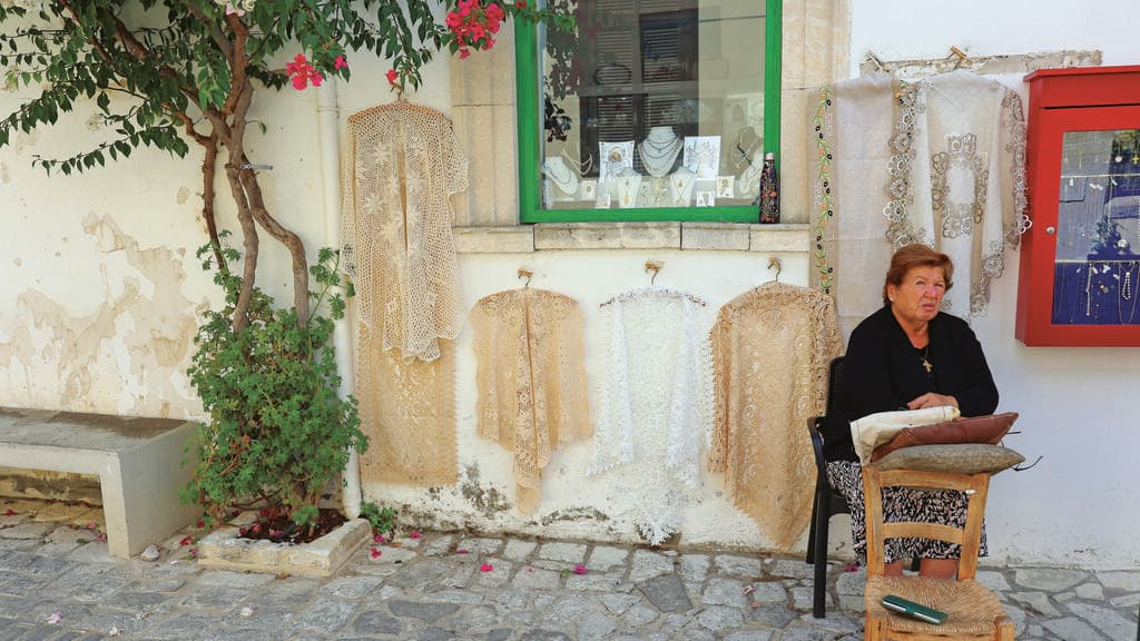 מוכרת תחרה בלפקרה (צילום: Shutterstock/ASAP Creative) מוכרת תחרה בלפקרה