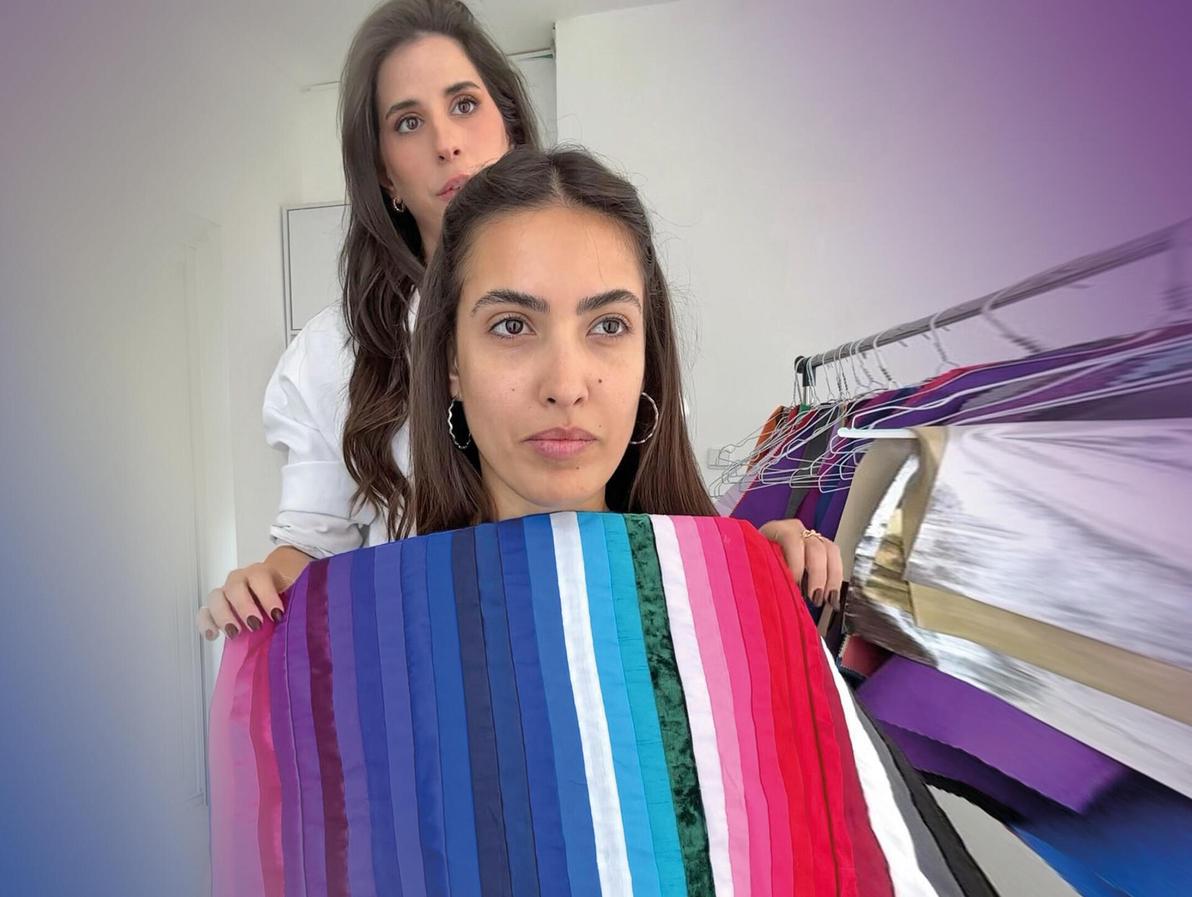 הסטייליסטית לינוי ברנס עם מניפת הצבעים (צילום: לירן יוחאי) סטייליסטית לינוי ברנס מניפת צבעים