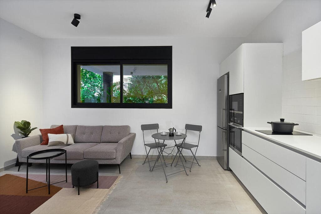 דירת גן לרווק בתל אביב, תוך מחקר על תוכנית גדס. עיצוב: מיכל אבימור