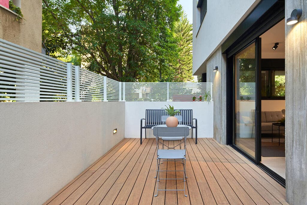 דירת גן לרווק בתל אביב, תוך מחקר על תוכנית גדס. עיצוב: מיכל אבימור