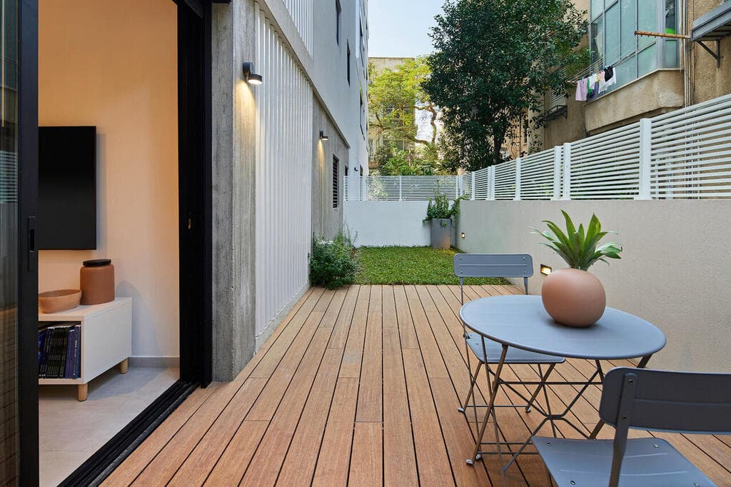 דירת גן לרווק בתל אביב, תוך מחקר על תוכנית גדס. עיצוב: מיכל אבימור