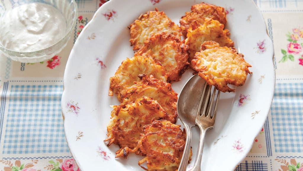 קלאסיות: לביבות תפוחי אדמה (צילום: יוסי סליס, סגנון: נטשה חיימוביץ') קלאסיות: לביבות תפוחי אדמה