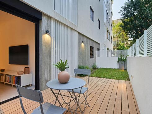 דירת גן לרווק בתל אביב, תוך מחקר על תוכנית גדס. עיצוב: מיכל אבימור