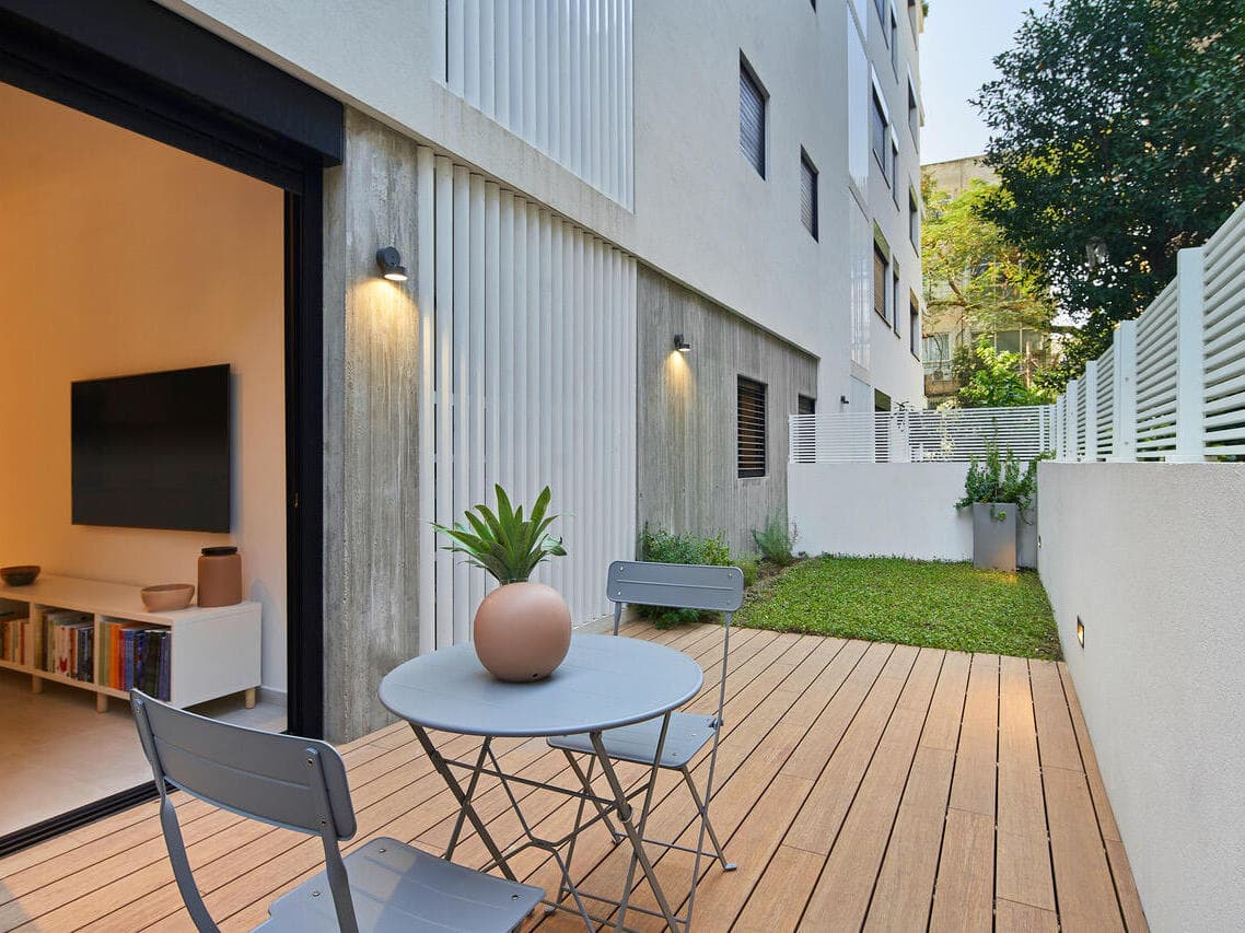 דירת גן לרווק בתל אביב, תוך מחקר על תוכנית גדס. עיצוב: מיכל אבימור