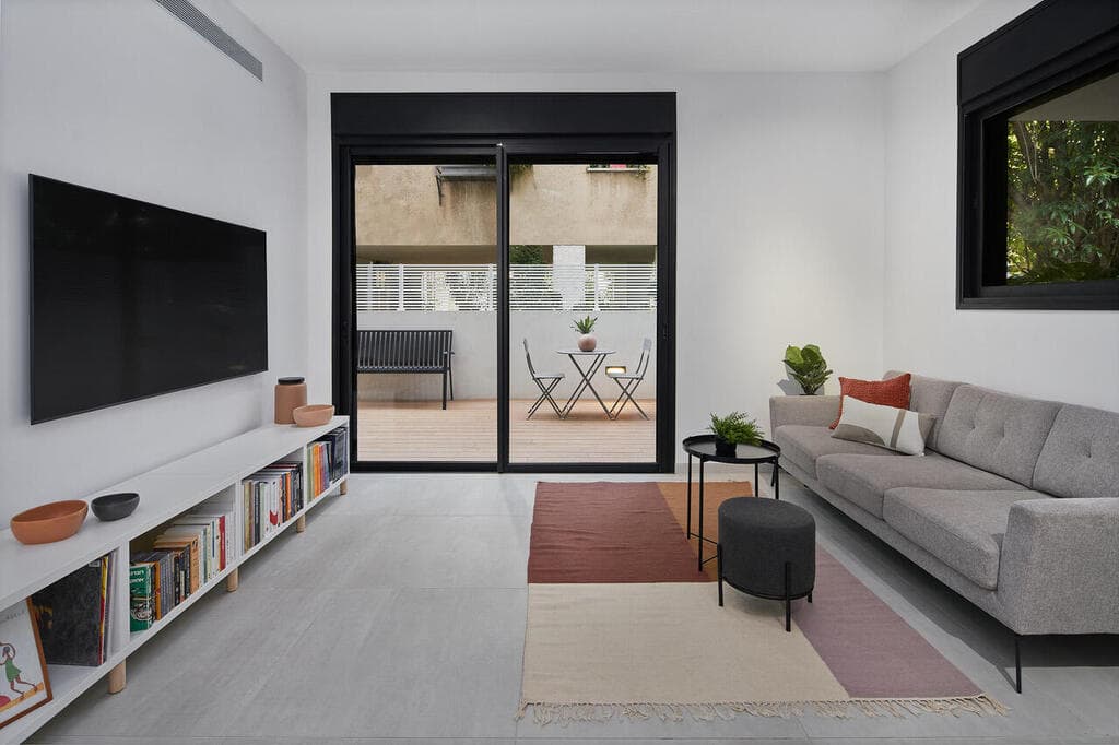 דירת גן לרווק בתל אביב, תוך מחקר על תוכנית גדס. עיצוב: מיכל אבימור