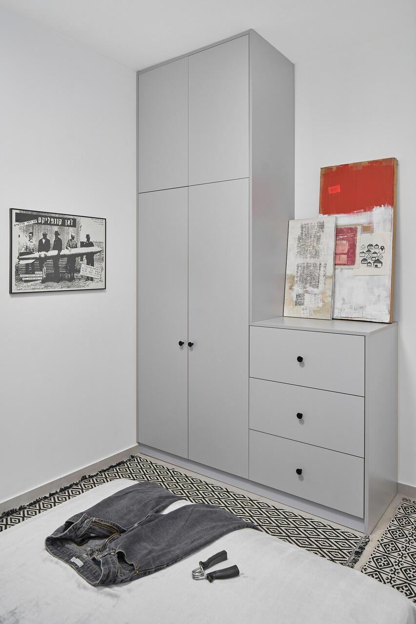 דירת גן לרווק בתל אביב, תוך מחקר על תוכנית גדס. עיצוב: מיכל אבימור