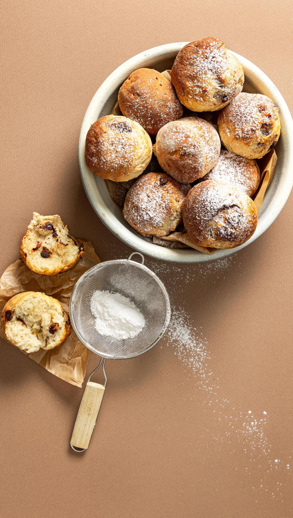 לחמניות כדוריות עם בננות ושוקולד (צילום: שרית גופן, סגנון: עמית דונסקוי) לחמניות כדוריות עם בננות ושוקולד