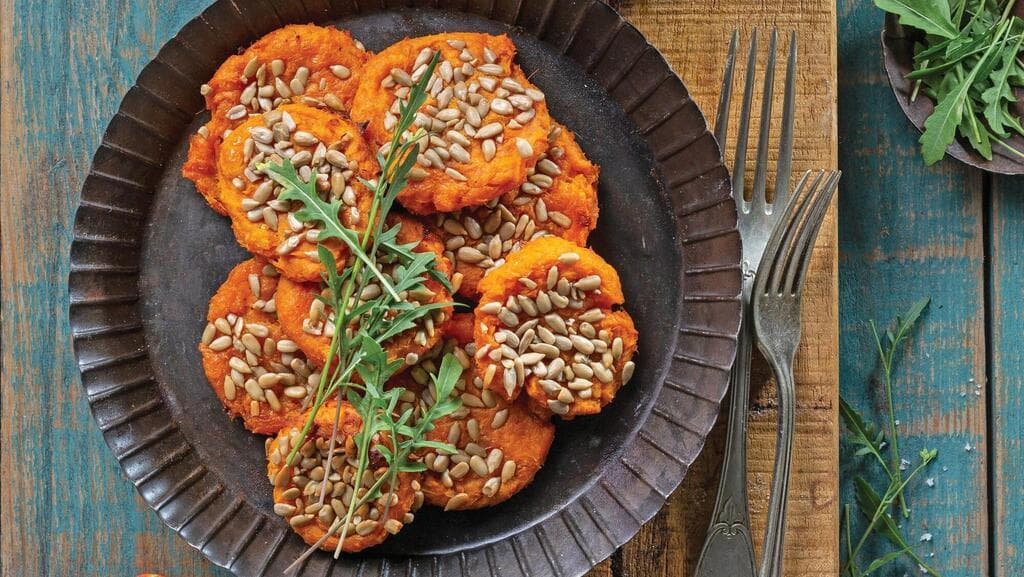 אפויות: לביבות בטטה טבעוניות (צילום: בועז לביא, סגנון: נעה קנריק) אפויות: לביבות בטטה טבעוניות