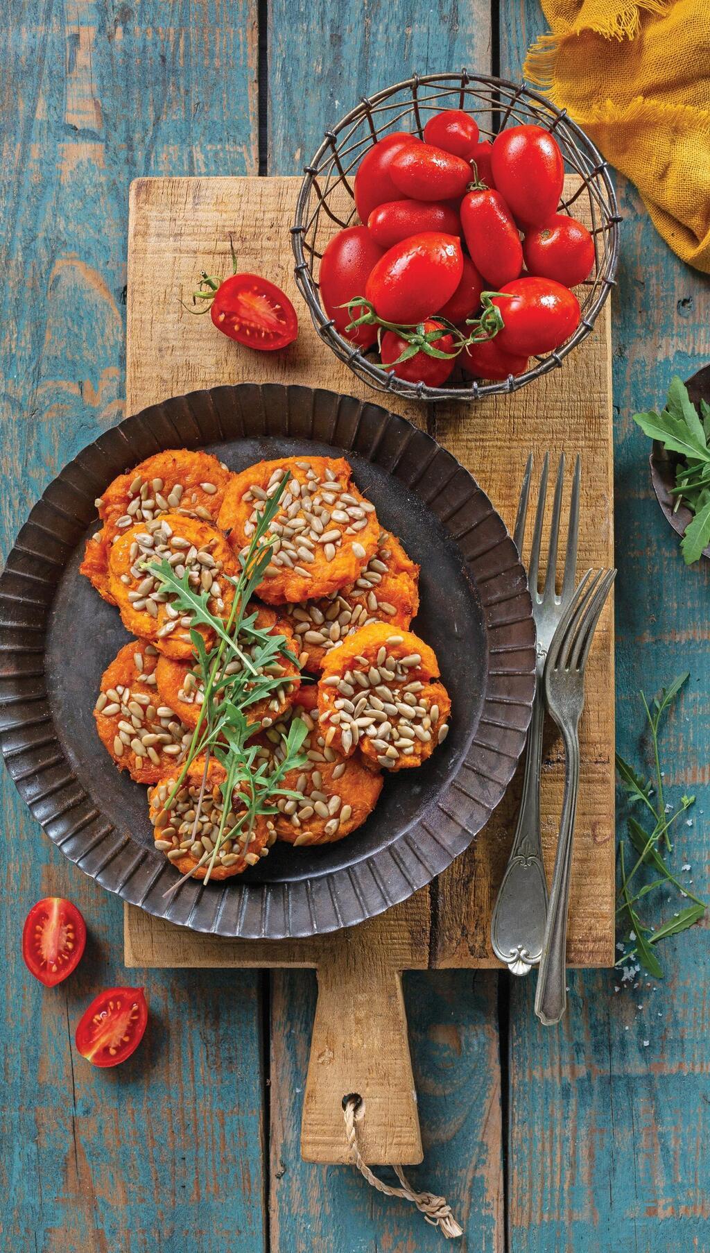 אפויות: לביבות בטטה טבעוניות (צילום: בועז לביא, סגנון: נעה קנריק) אפויות: לביבות בטטה טבעוניות