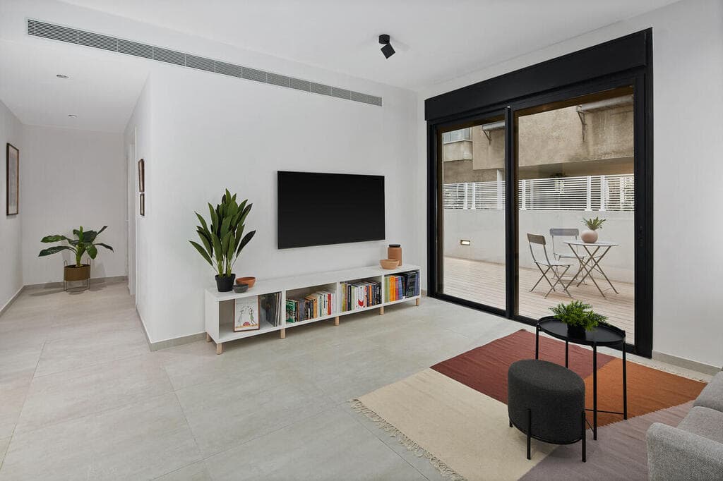 דירת גן לרווק בתל אביב, תוך מחקר על תוכנית גדס. עיצוב: מיכל אבימור