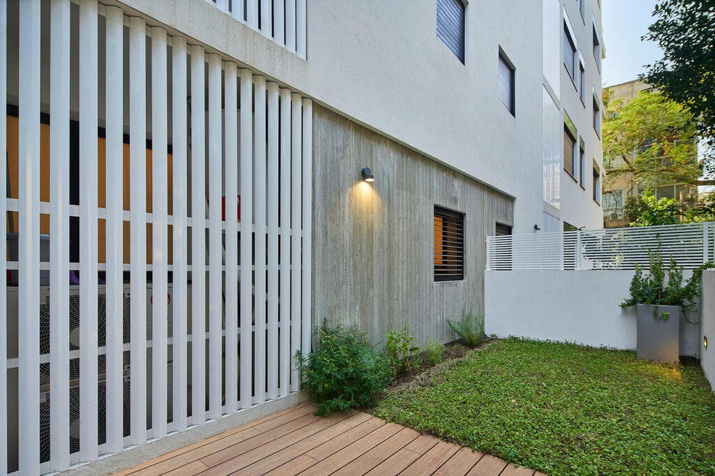 דירת גן לרווק בתל אביב, תוך מחקר על תוכנית גדס. עיצוב: מיכל אבימור