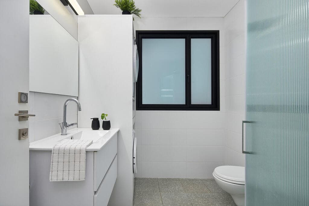 דירת גן לרווק בתל אביב, תוך מחקר על תוכנית גדס. עיצוב: מיכל אבימור