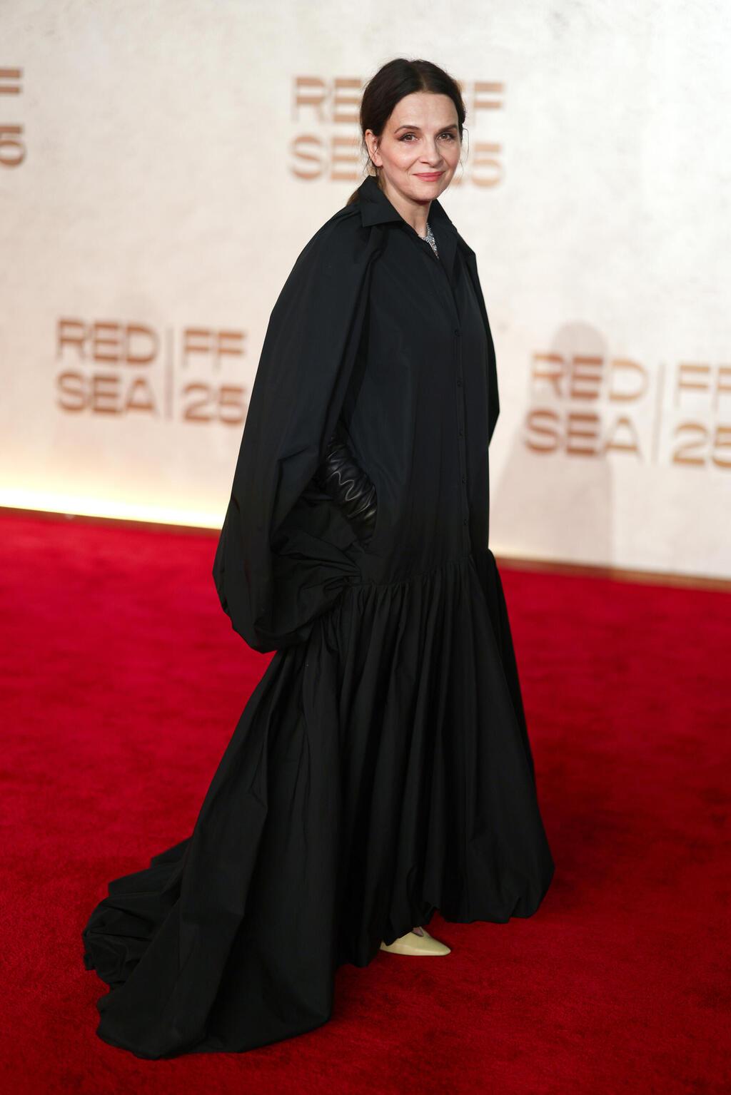 ז'ולייט בינוש לובשת בלנסיאגה (צילום: Tim P. Whitby/Getty Images for The Red Sea International Film Festival) ז'ולייט בינוש בפסטיבל הקולנוע הבינלאומי בים האדום, 2025