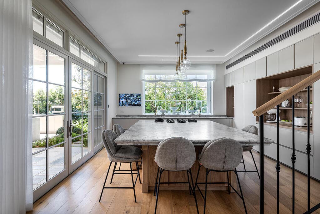 האי הגדול במטבח (צילום: שי אדם) בית בסגנון טוסקנה בשרון, אדריכלות ועיצוב פנים: שירלי דן