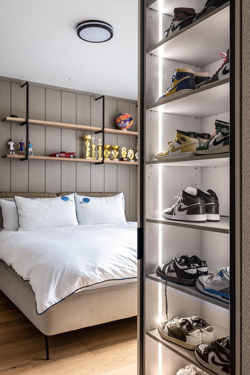 אחד מחדרי השינה של בני הנוער (צילום: שי אדם) בית בסגנון טוסקנה בשרון, אדריכלות ועיצוב פנים: שירלי דן