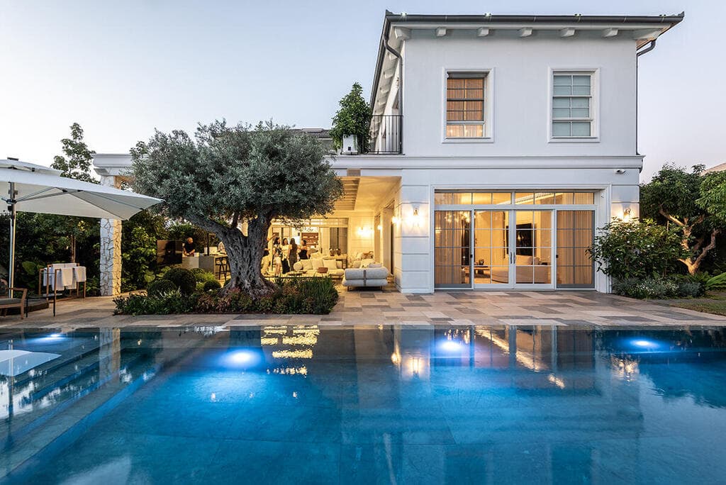 המגרש הגדול היה מיועד במקור לבניית שני בתים (צילום: שי אדם) בית בסגנון טוסקנה בשרון, אדריכלות ועיצוב פנים: שירלי דן