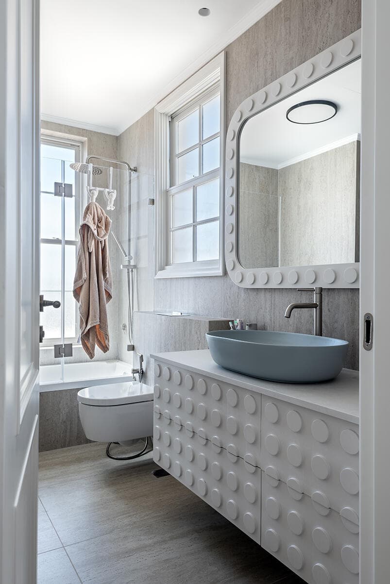 חדר הרחצה לילדים. מוטיב הלגו שולב גם בו, לבקשתם (צילום: שי אדם) בית בסגנון טוסקנה בשרון, אדריכלות ועיצוב פנים: שירלי דן