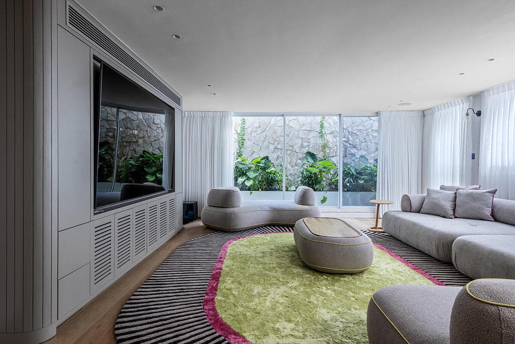 קומת מרתף מוארת. שטיח מותאם אישית של Rugs And Co (צילום: שי אדם) בית בסגנון טוסקנה בשרון, אדריכלות ועיצוב פנים: שירלי דן