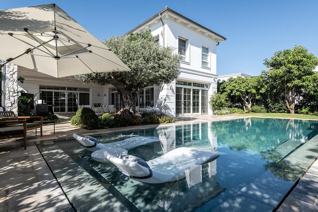 מבנה בן שלוש קומות, מרתף, כניסה וקומת מגורים עליונה (צילום: שי אדם) בית בסגנון טוסקנה בשרון, אדריכלות ועיצוב פנים: שירלי דן