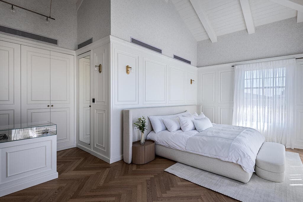 סוויטת השינה של ההורים. מפורדת מאגף הילדים (צילום: שי אדם) בית בסגנון טוסקנה בשרון, אדריכלות ועיצוב פנים: שירלי דן