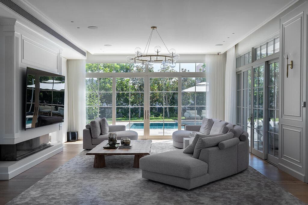 סגנון אירופי כפרי-אלגנטי ונגיעות של יוקרה צרפתית. הסלון (צילום: שי אדם) בית בסגנון טוסקנה בשרון, אדריכלות ועיצוב פנים: שירלי דן