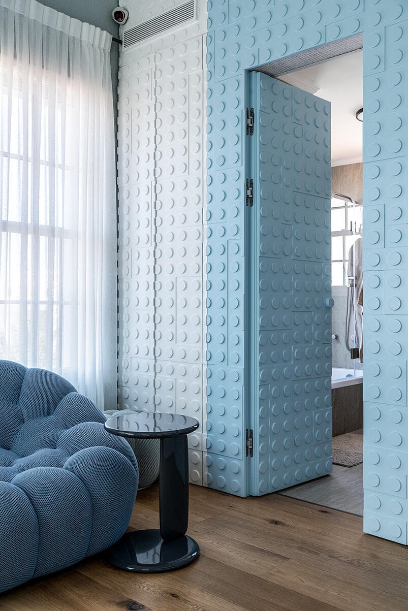 דלת וקיר בעיצוב לבני לגו, ובצבעים האהובים על הילדים (צילום: שי אדם) בית בסגנון טוסקנה בשרון, אדריכלות ועיצוב פנים: שירלי דן