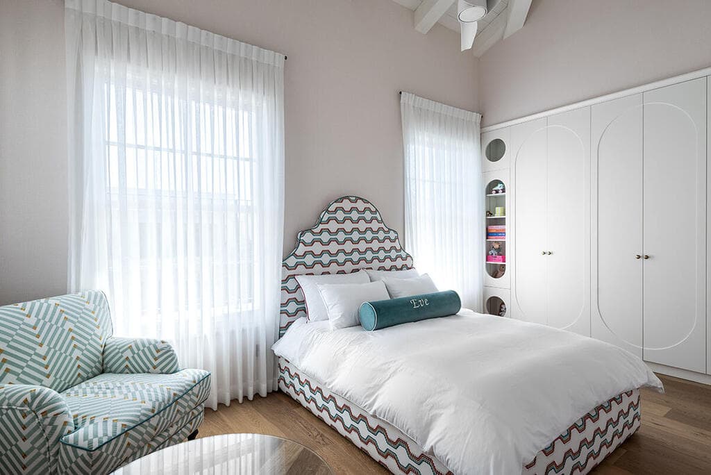 אחד מחדרי הילדים. עושר של טקסטיל וטקסטורות (צילום: שי אדם) בית בסגנון טוסקנה בשרון, אדריכלות ועיצוב פנים: שירלי דן