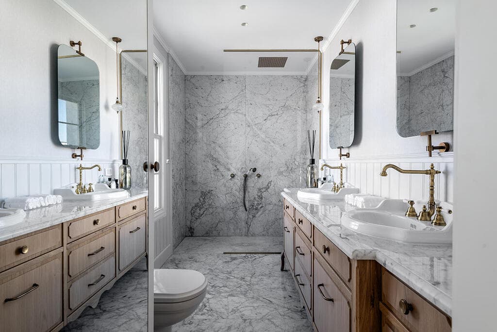 אחד מחדרי הרחצה. קלאסיקה כפרית (צילום: שי אדם) בית בסגנון טוסקנה בשרון, אדריכלות ועיצוב פנים: שירלי דן