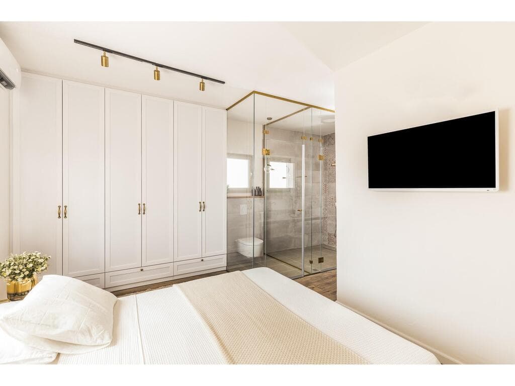 שילוב זכוכית בחדר קטן, עיצוב: מיטל כנען - סטודיו מומה דיזיין (צילום: עינת דקל, באדיבות ארונות ריביירה) שילוב זכוכית בחדר קטן, עיצוב: מיטל כנען - סטודיו מומה דיזיין