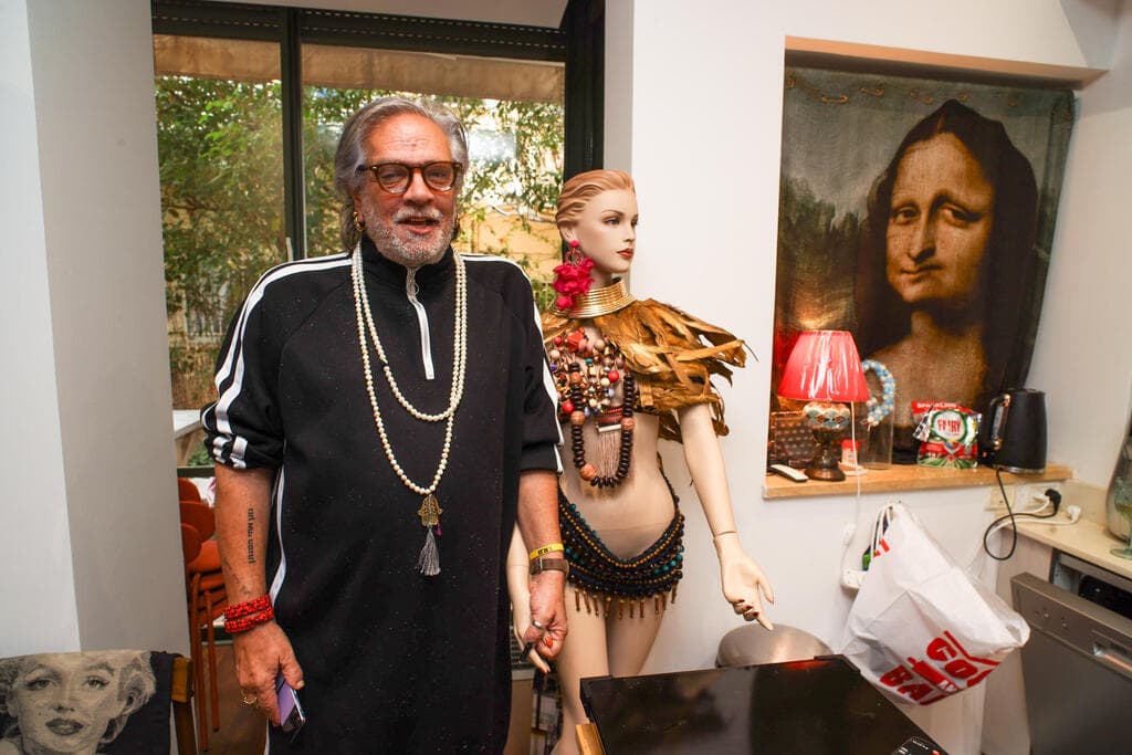 כספין לצד בובת חלון הראווה וינטג' שקיבל מחברה (צילום: יריב כץ) הבית של מעצב התלבושות יובל כספין