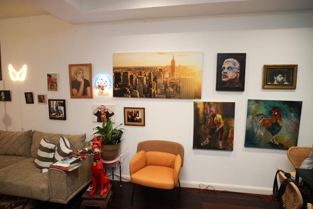 הסלון בדירת שני החדרים (צילום: יריב כץ) הבית של מעצב התלבושות יובל כספין