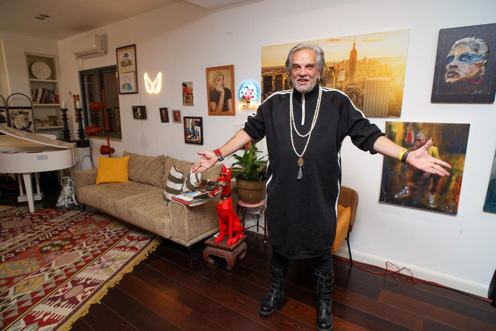 קיר עמוס בתמונות, והשטיח שהגיע מניו יורק במתנה (צילום: יריב כץ) הבית של מעצב התלבושות יובל כספין