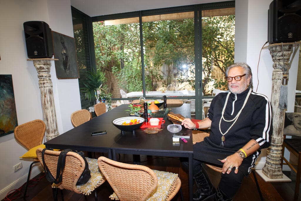 שולחן האוכל השחור מורכב משישה שולחנות איקאה נפרדים, לאירוח מודולרי (צילום: יריב כץ) הבית של מעצב התלבושות יובל כספין