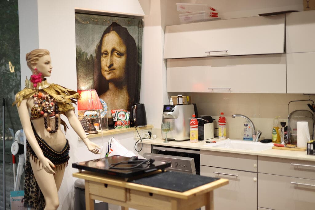 בסיס לבן, כמו המטבח והקירות, ובפנים שלל מזכרות אקלקטיות (צילום: יריב כץ) הבית של מעצב התלבושות יובל כספין