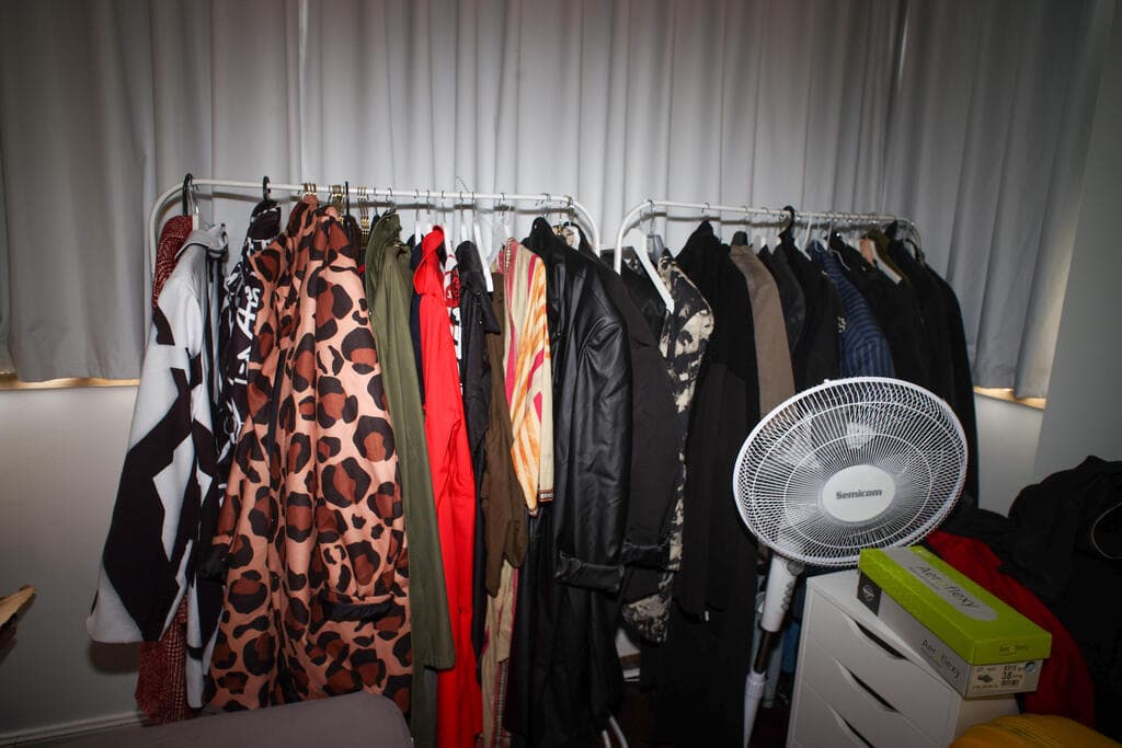 רוב הבגדים אבדו עם הבית שנהרס. חלק קטן ניצל (צילום: יריב כץ) הבית של מעצב התלבושות יובל כספין