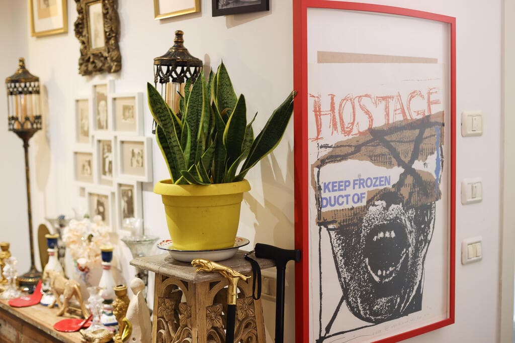 התמונה של תומרקין שקיבל מריקי גל (צילום: יריב כץ) הבית של מעצב התלבושות יובל כספין