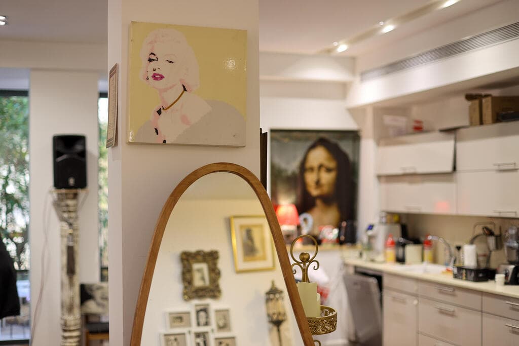 המטבח ויצירות אמנות שבמרכזן נשים אייקוניות (צילום: יריב כץ) הבית של מעצב התלבושות יובל כספין