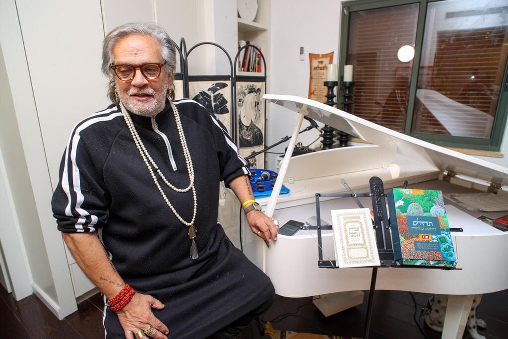 הפסנתר הלבן האהוב - וגם התהילים (צילום: יריב כץ) הבית של מעצב התלבושות יובל כספין