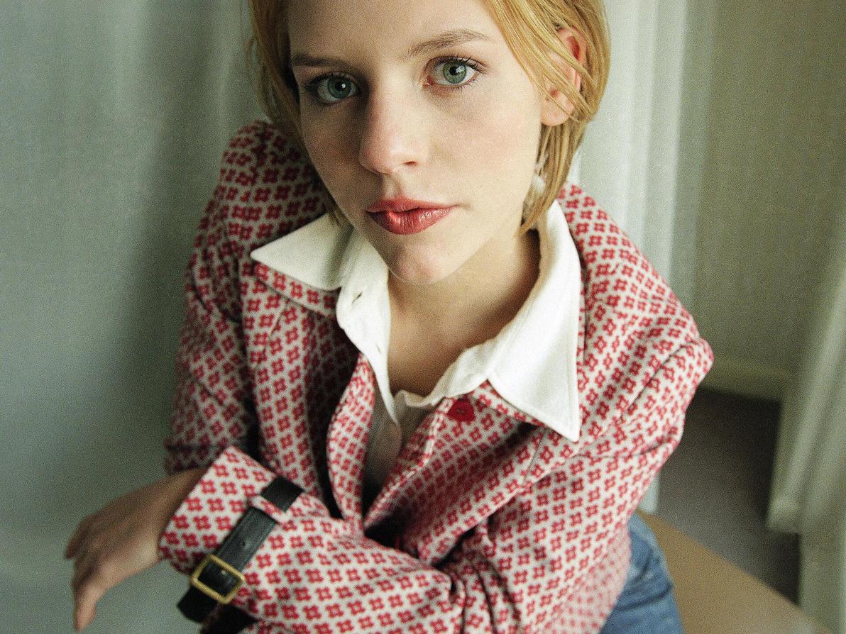 נגיעות של סגנון רטרו כבר בתחילת הקריירה. במלון ארבע העונות בבוורלי הילס, 1996 (צילום: AP Photo/Susan Sterner) קלייר דיינס במלון ארבע העונות בבוורלי הילס, 1996