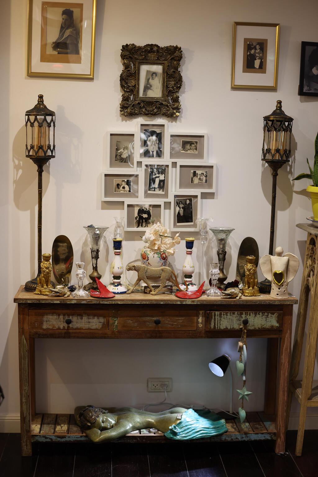 אוספים ןתמונות וינטג' (צילום: יריב כץ) הבית של מעצב התלבושות יובל כספין