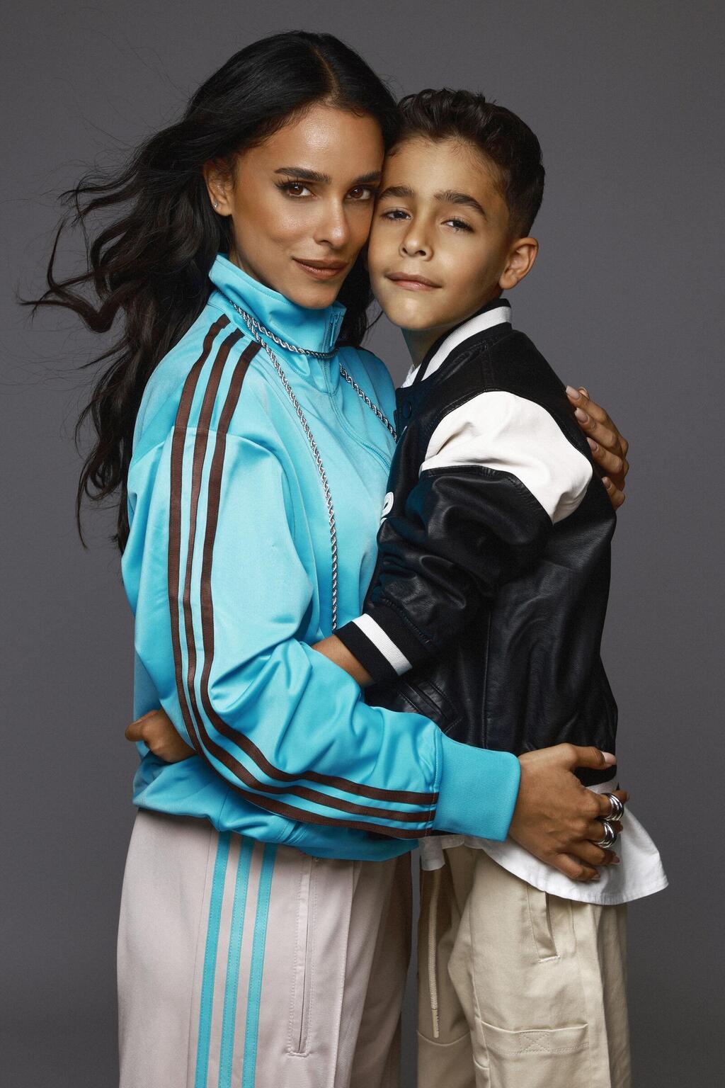 "לתו יש אוזן מוזיקלית מדהימה, מתנה שקיבל בתורשה מסבא ואבא" (צילום: טל עבודי, סגנון: מזל חסון) אורטל עמר ובנה תו