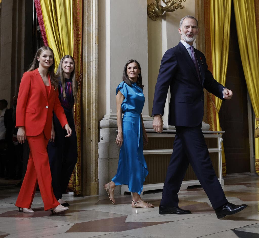 מלך ספרד פליפה, המלכה לטיסיה ובנותיהם לאונור וסופיה, 2024 (צילום: Juan Medina/Pool Photo via AP) מלך ספרד פליפה, המלכה לטיסיה ובנותיהם לאונור וסופיה, 2024