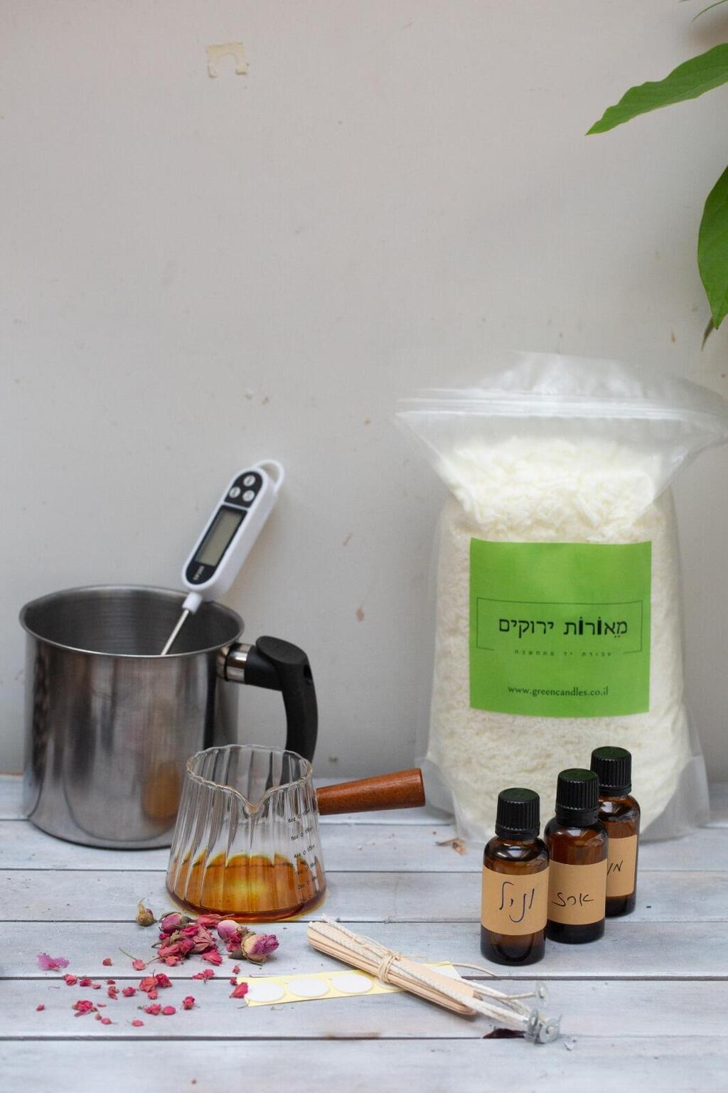 ערכת DIY להכנת נרות אקולוגיים משעוות סויה, מאורות ירוקים (צילום: עדי כהן) ערכת DIY להכנת נרות אקולוגיים משעוות סויה, מאורות ירוקים