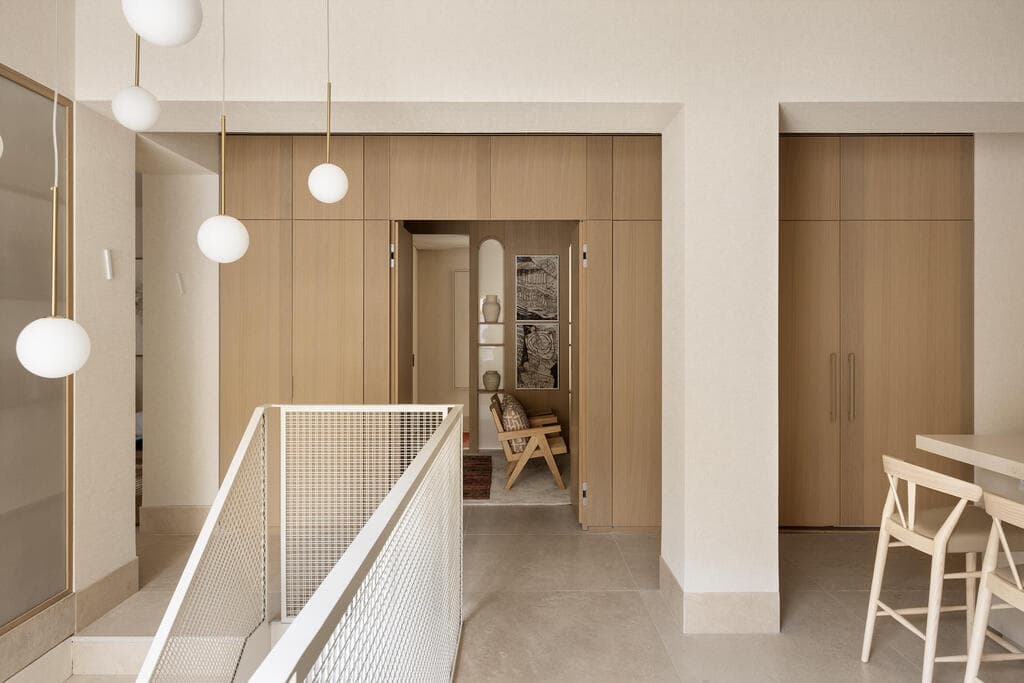 מעקה ממוטות מתכת דקים במראה של שתי וערב (צילום: איתי בנית) בית בירושלים בעיצוב שרון טורין